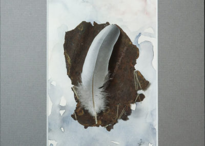 "Federliebe", Draufsicht, von Sandra Egert, Close-up-Serie, Wandobjekt mit Aquarell, L 14,5 x B 9,5 cm , H 3 cm, in grau passepartouriert, B 18 x L 24 cm